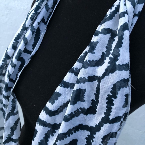 Abstract Infinity scarf - Picture 4 of 5